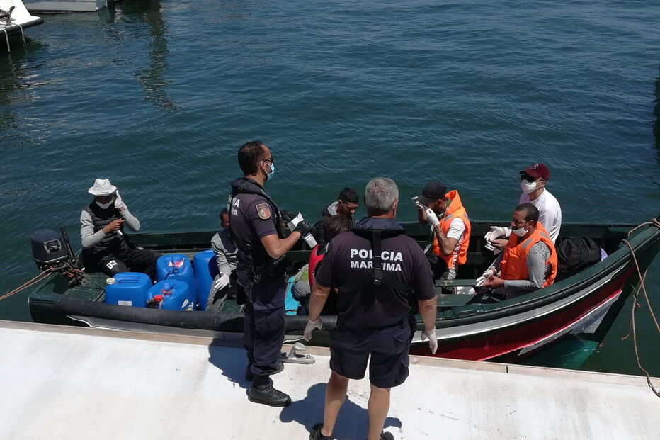 Barco com sete marroquinos intercetado na costa em Olhão