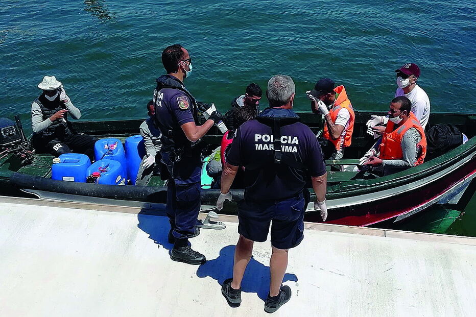Sete migrantes marroquinos chegam de barco a Olhão
