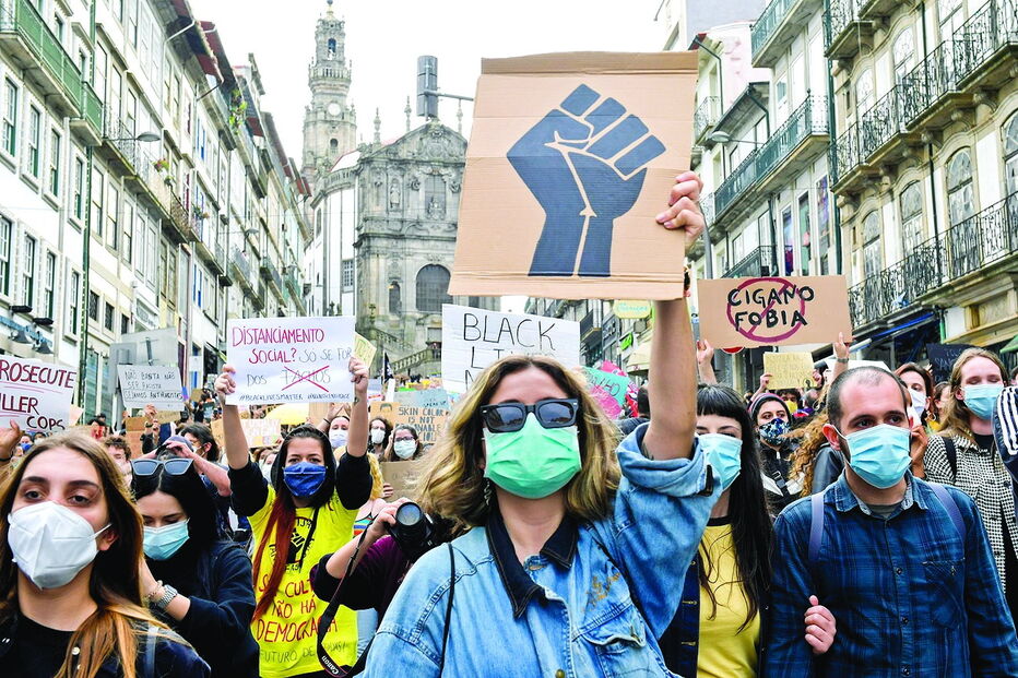 Manifestantes usam máscaras em protestos no Porto