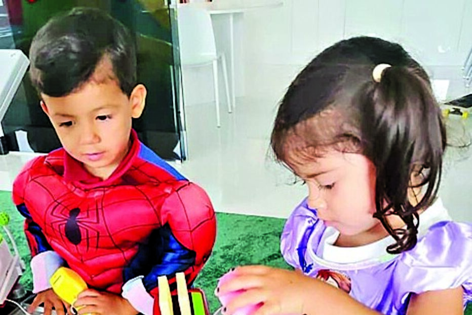 Máscaras e brinquedos a perder de vista no 3º aniversário de Eva e Mateo