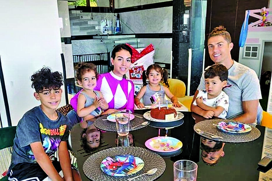 Máscaras e brinquedos a perder de vista no 3º aniversário de Eva e Mateo