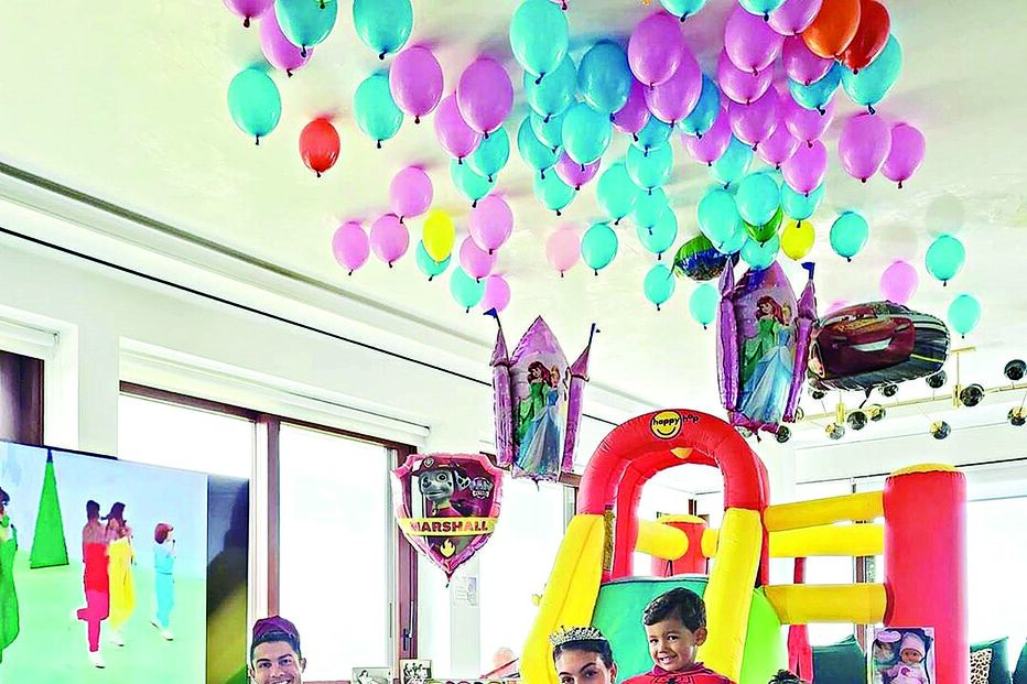 Máscaras e brinquedos a perder de vista no 3º aniversário de Eva e Mateo