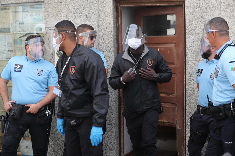 Seguranças tentam despejar voluntários de centro de apoio a carenciados em Arroios