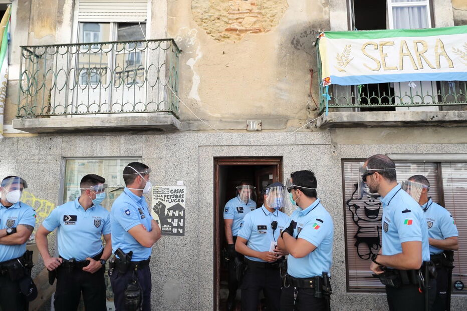 Seguranças tentam despejar voluntários de centro de apoio a carenciados em Arroios