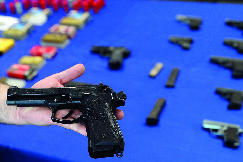 Armas apreendidas ao pedreiro da Costa da Caparica. Duas das pistolas são de calibre de guerra. Estavam escondidas em casa do suspeito de tráfico de armas 