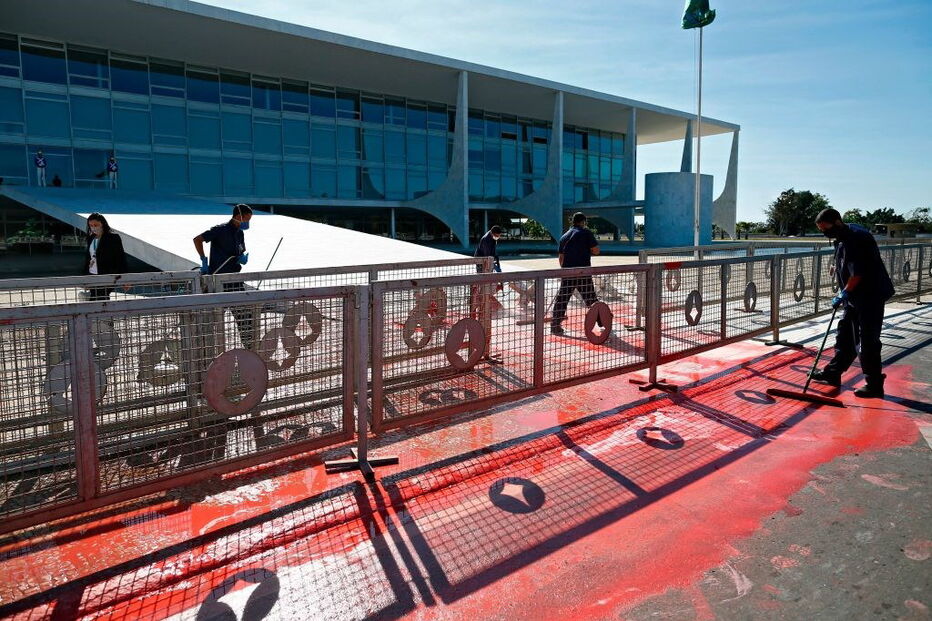 Homem vandaliza palácio presidencial no Brasil