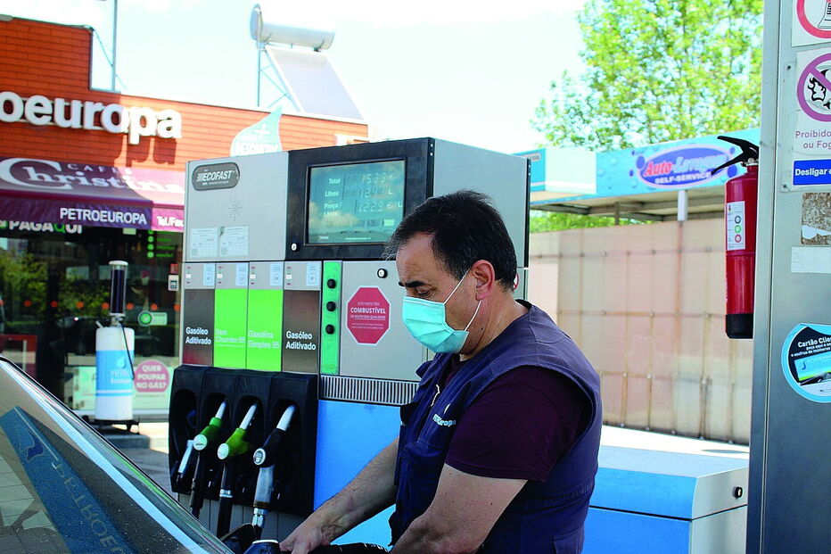 O abastecimento em postos de combustível de hipermercados representa uma poupança de 13 cêntimos por litro 