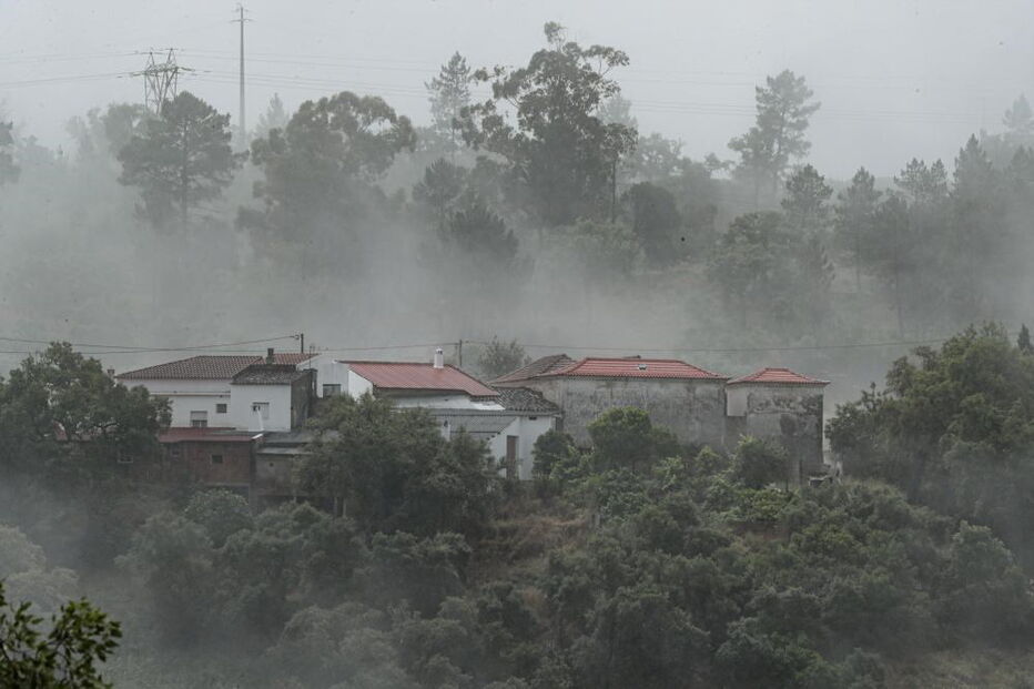 Na serra algarvia equipas de sapadores 