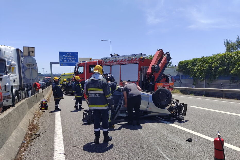 Dois feridos em colisão entre camião e carro na A44 em Gaia
