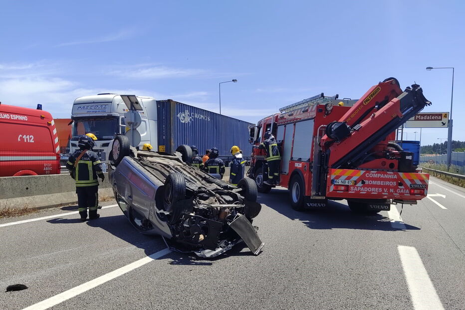 Dois feridos em colisão entre camião e carro na A44 em Gaia