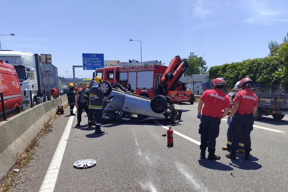 Dois feridos em colisão entre camião e carro na A44 em Gaia