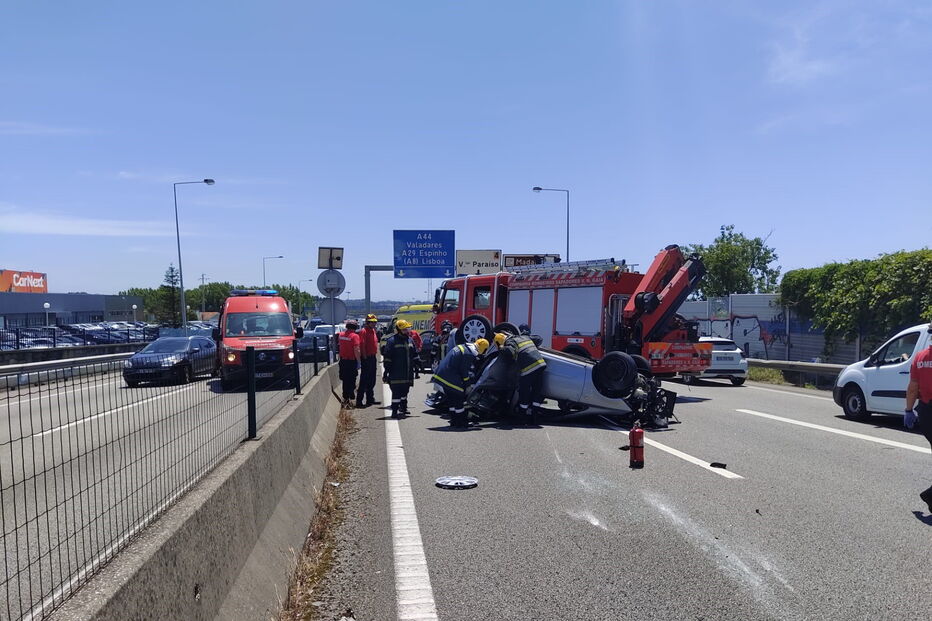 Dois feridos em colisão entre camião e carro na A44 em Gaia