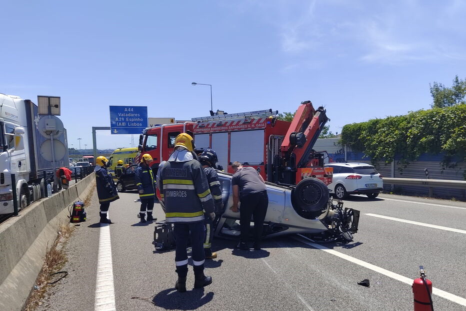Dois feridos em colisão entre camião e carro na A44 em Gaia