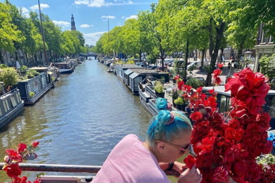 Sandra é luso-holandesa e mostra-se em poses sensuais nas redes sociais. Mulher vende votos e vídeos porno em plataforma online