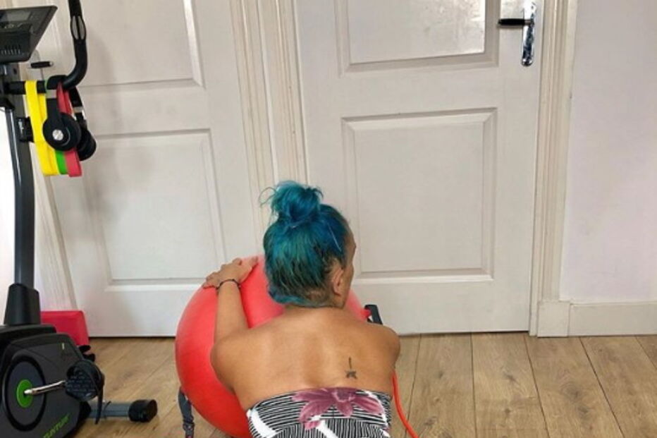 Sandra é luso-holandesa e mostra-se em poses sensuais nas redes sociais. Mulher vende votos e vídeos porno em plataforma online