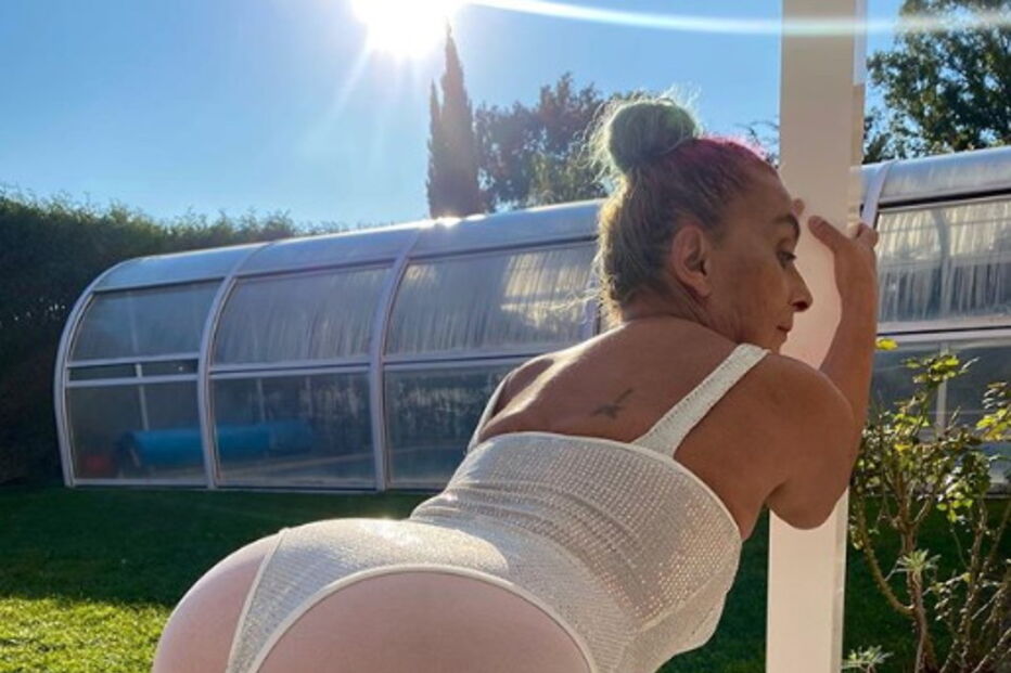 Sandra é luso-holandesa e mostra-se em poses sensuais nas redes sociais. Mulher vende votos e vídeos porno em plataforma online