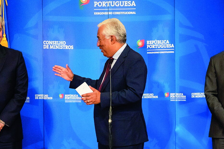 No final do Conselho de Ministros, o primeiro-ministro António Costa anunciou a saída, a seu pedido, de Mário Centeno e a escolha de João Leão (à dir.) para lhe suceder como ministro das Finanças