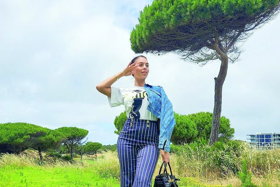 Georgina nas traseiras do terreno da moradia