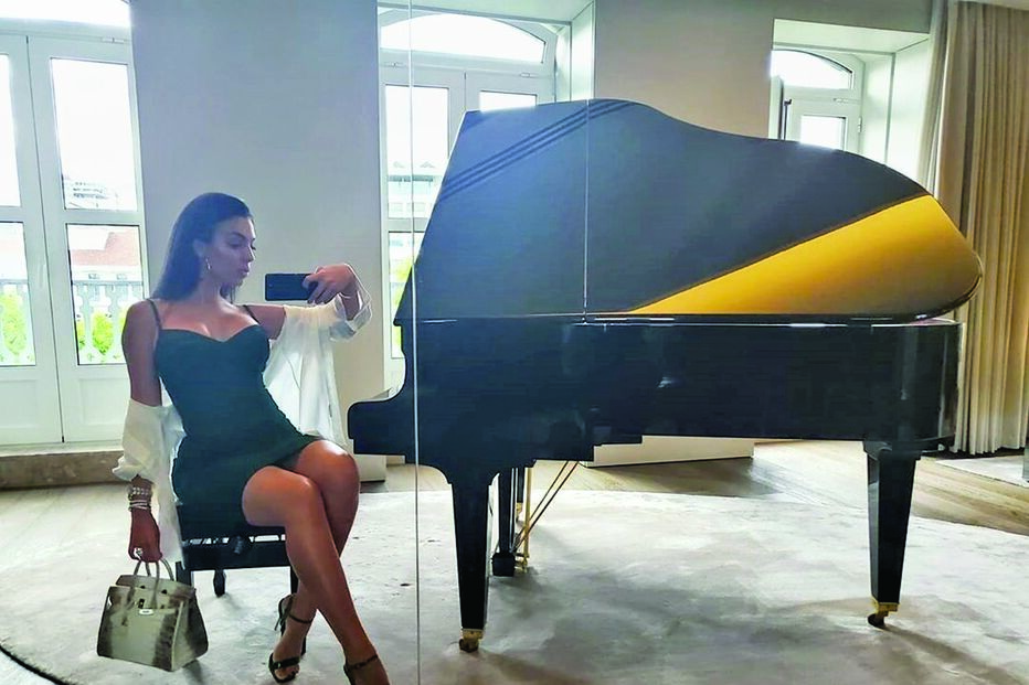 Gio mostra piano na sala 