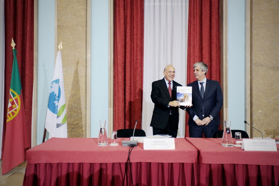 06-02-2017_13_45_50 001_Relatório OCDE Gurria e Centeno_BS_.jpg