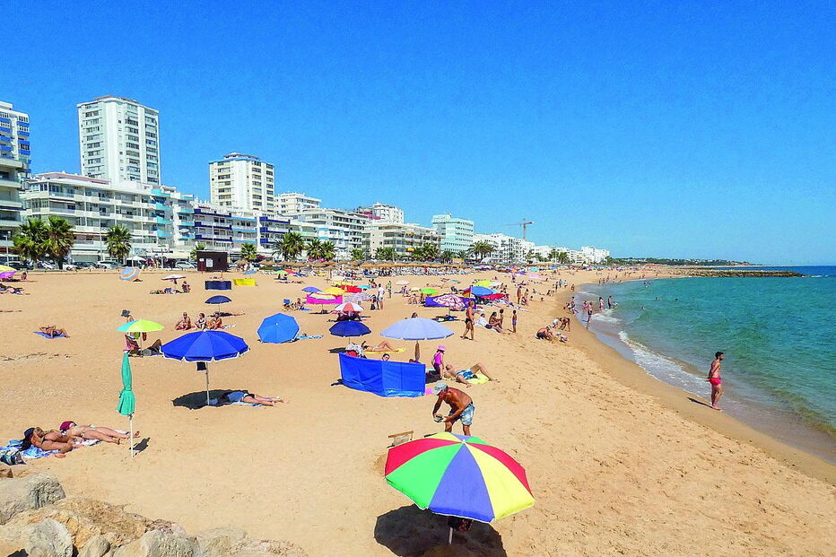 Quarteira, no concelho de Loulé, foi ontem uma das praias preferidas no Algarve para mergulhar no Atlântico