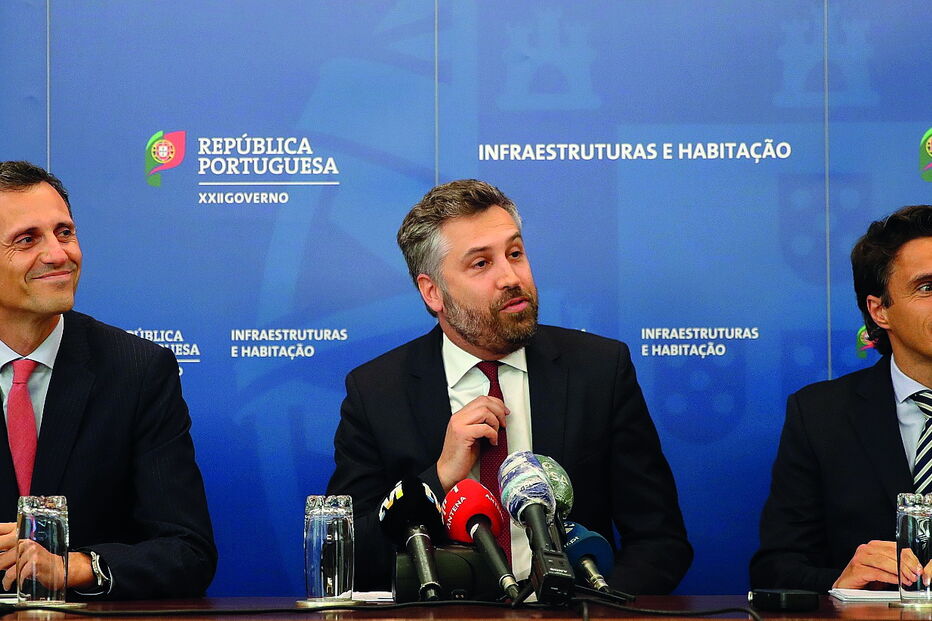 Álvaro Novo, secretário de Estado do Tesouro (à esq.) com o ministro Pedro Nuno Santos e João Nuno Mendes, representante do Governo na negociação com a UE 