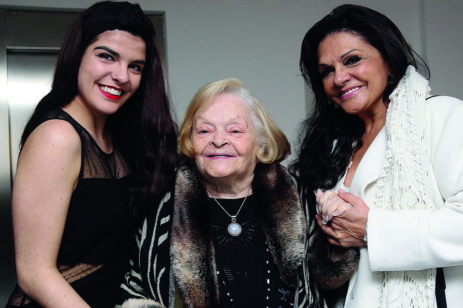 Maria José ladeada pela neta, Maria David, e pela filha, a atriz Rita Ribeiro 