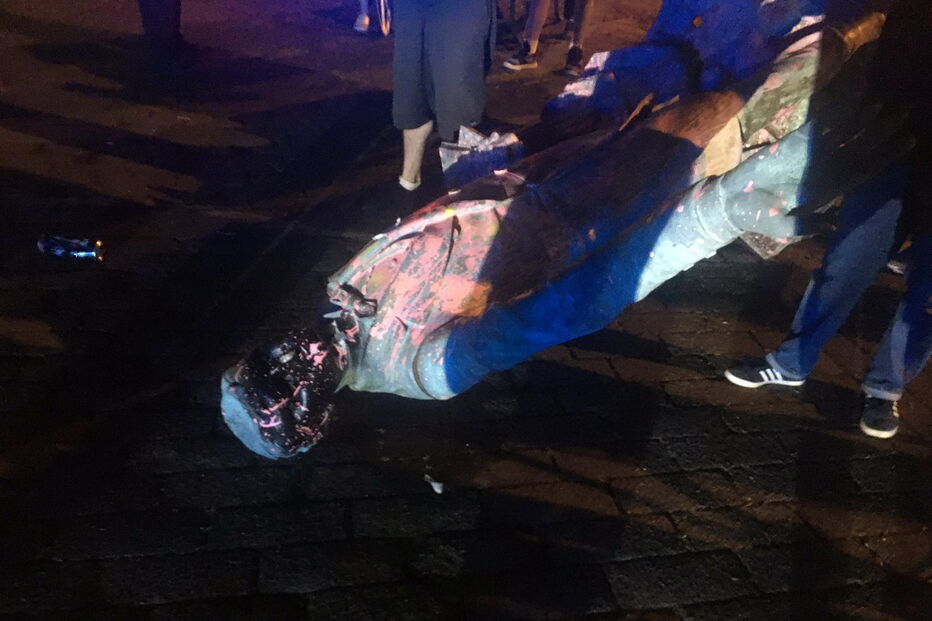 Manifestantes derrubam estátua do Presidente da Confederação, Jefferson Davies.