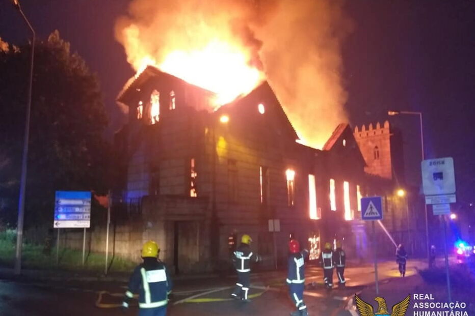 Fogo destrói castelo de Vizela