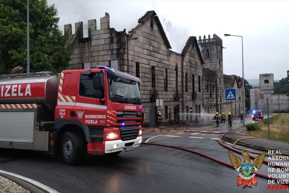 Fogo destrói castelo de Vizela