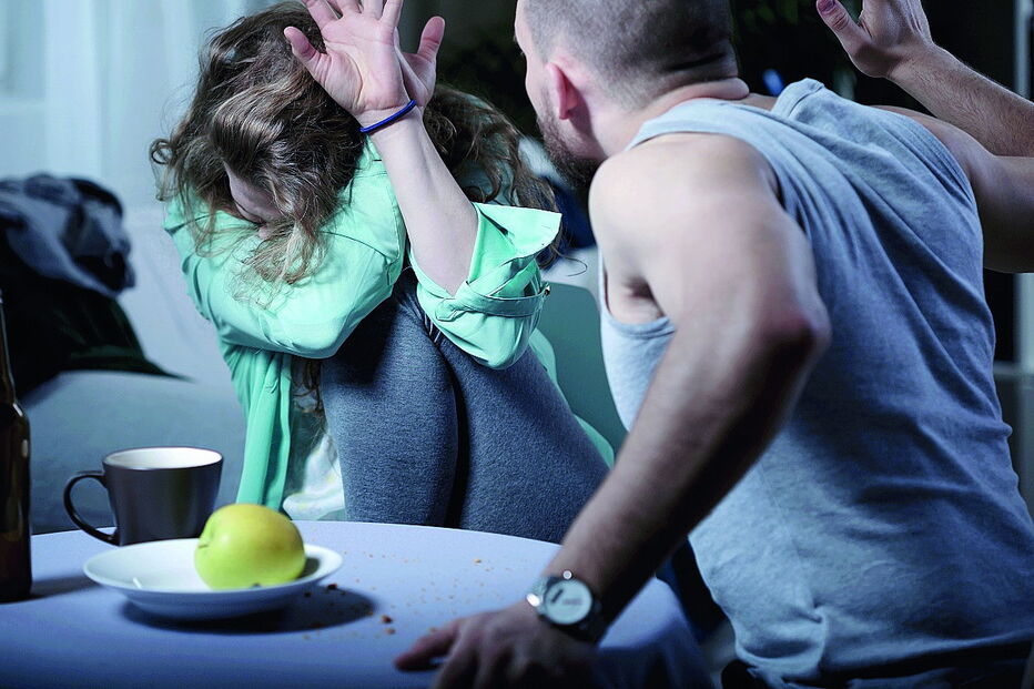 Mulher foi espancada a murro e pontapé no dia do casamento. Agressões e violência psicológica duraram 36 anos  