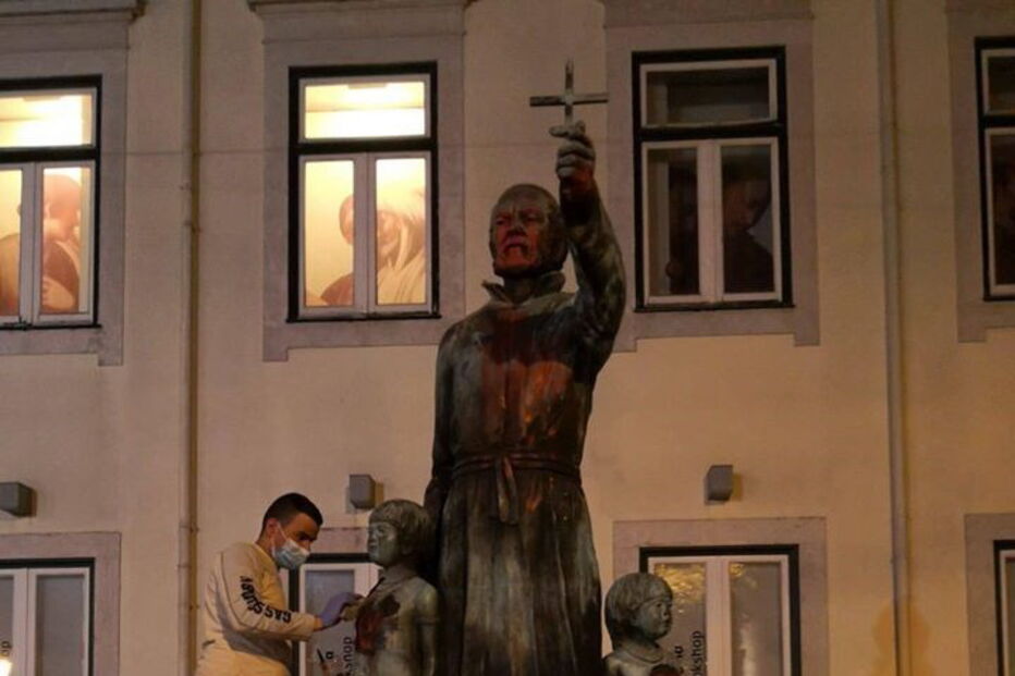 Câmara de Lisboa limpou estátua de Padre António Vieira que apareceu vandalizada