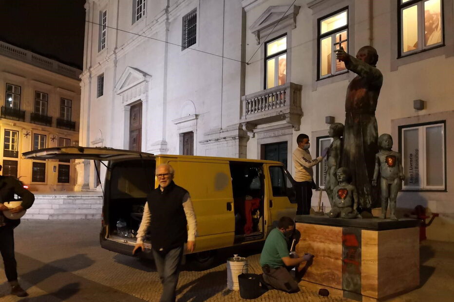 Câmara de Lisboa limpou estátua de Padre António Vieira que apareceu vandalizada