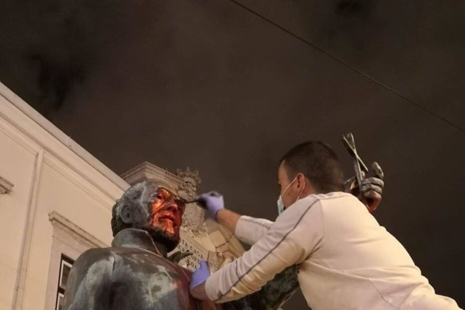 Câmara de Lisboa limpou estátua de Padre António Vieira que apareceu vandalizada