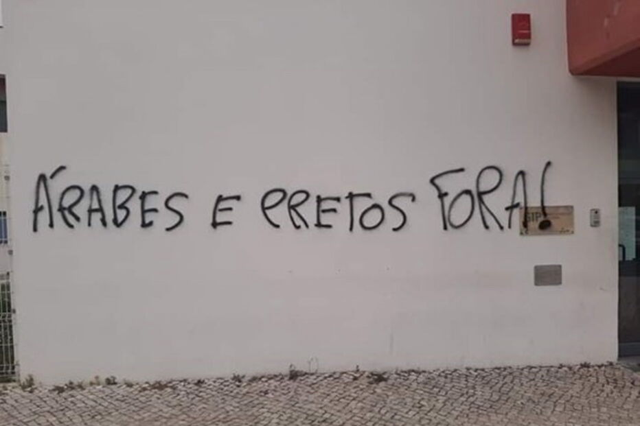 Escolas e centros de refugiados vandalizados com frases racistas