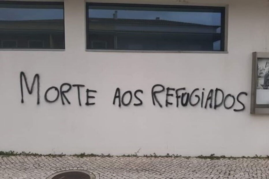 Escolas e centros de refugiados vandalizados com frases racistas