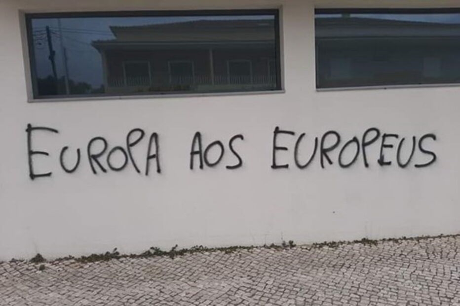 Escolas e centros de refugiados vandalizados com frases racistas