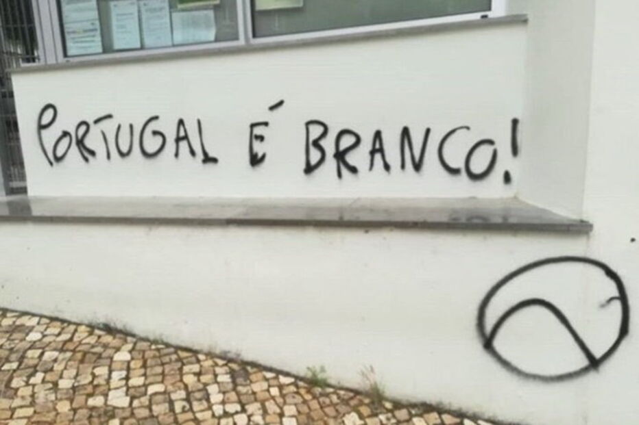 Escolas e centros de refugiados vandalizados com frases racistas