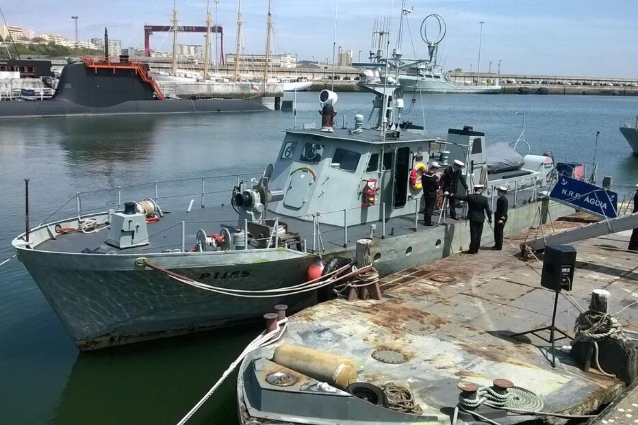 Embarcação no Arsenal do Alfeite