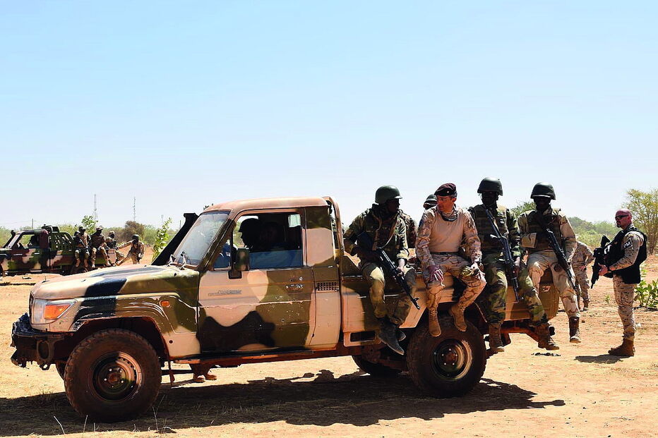 Brigadeiro Bogas Ribeiro junto a elementos formados na missão que comandou 6 meses no Mali 