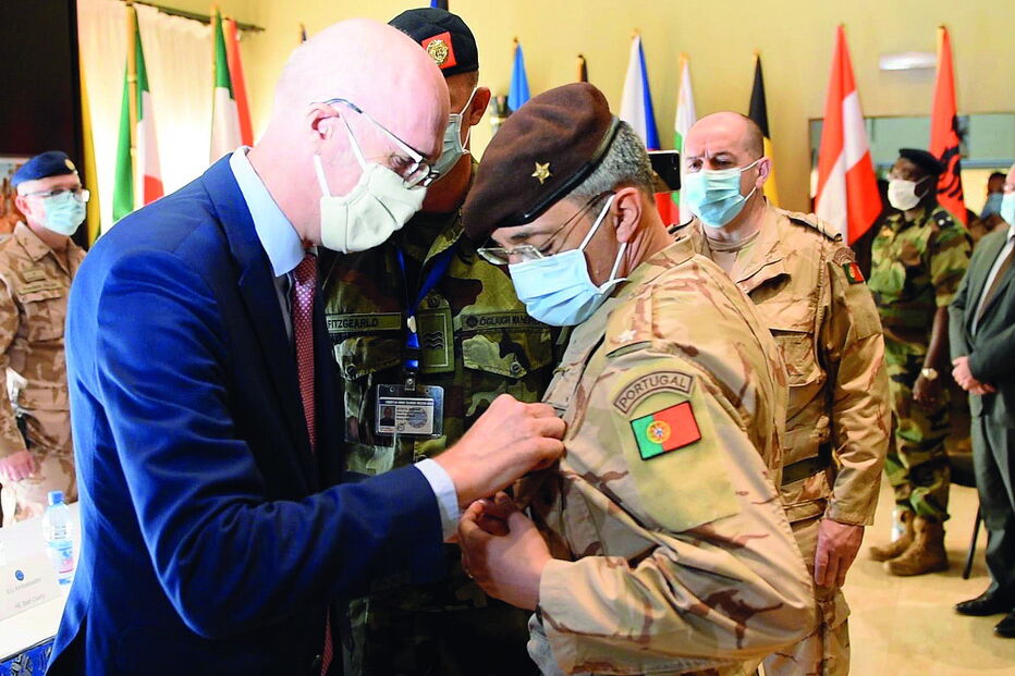 Bogas Ribeiro recebe a mais importante medalha da União Europeia para missões de segurança e defesa  