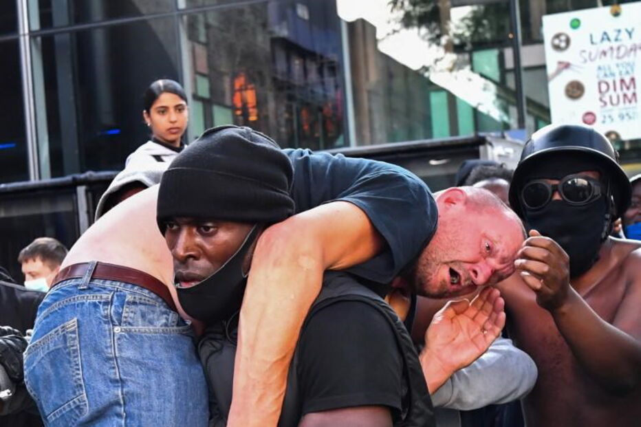 Manifestante de extrema-direita ferido em protesto resgatado em ombros por ativista negro