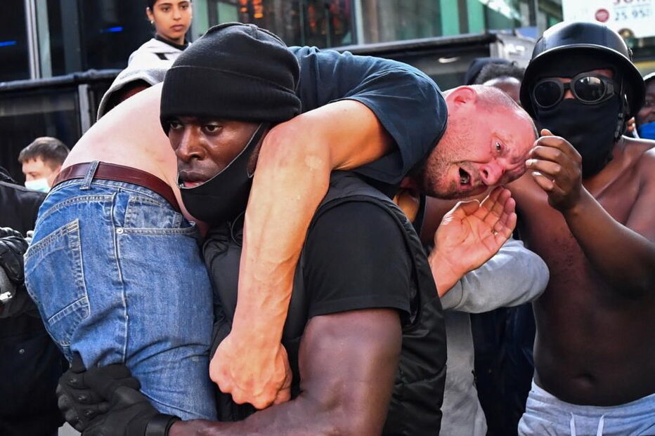 Manifestante de extrema-direita ferido em protesto resgatado em ombros por ativista negro