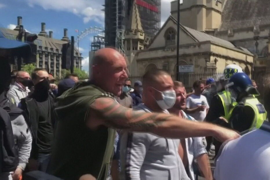 2020-06-14_13_48_08 Grupo afiliado à extrema-direita causa distúrbios durante manifestação em Londres.jpg