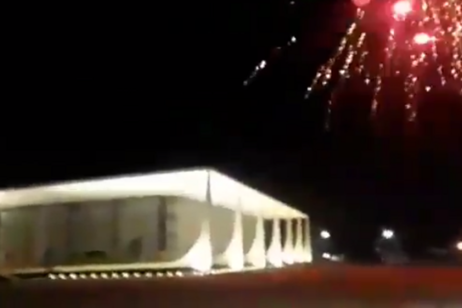 Apoiantes de Bolsonaro disparam fogos de artifício contra o Supremo Tribunal no Brasil