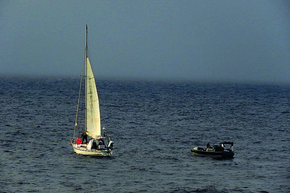 Marinha enviou uma equipa a bordo do veleiro para ajudar nas reparações 