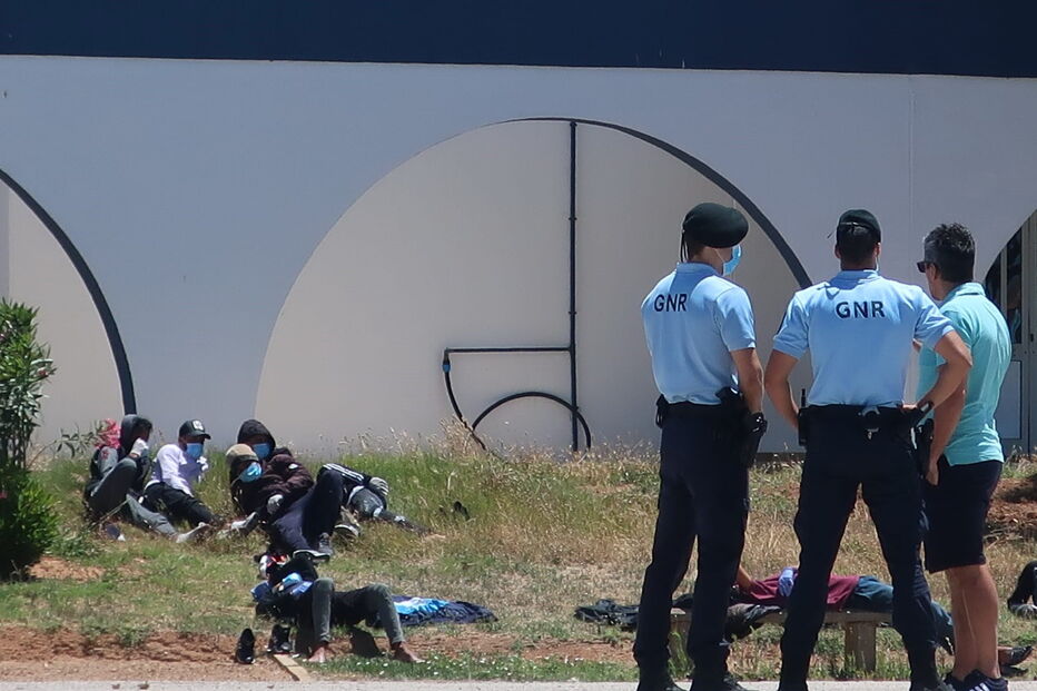 Marroquinos a entrada da escola EB 2 3 de Quarteira onde vão aguardar o resultado dos testes