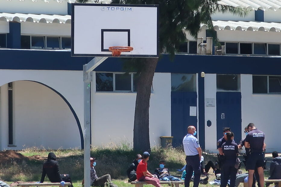 Marroquinos a entrada da escola EB 2 3 de Quarteira onde vão aguardar o resultado dos testes