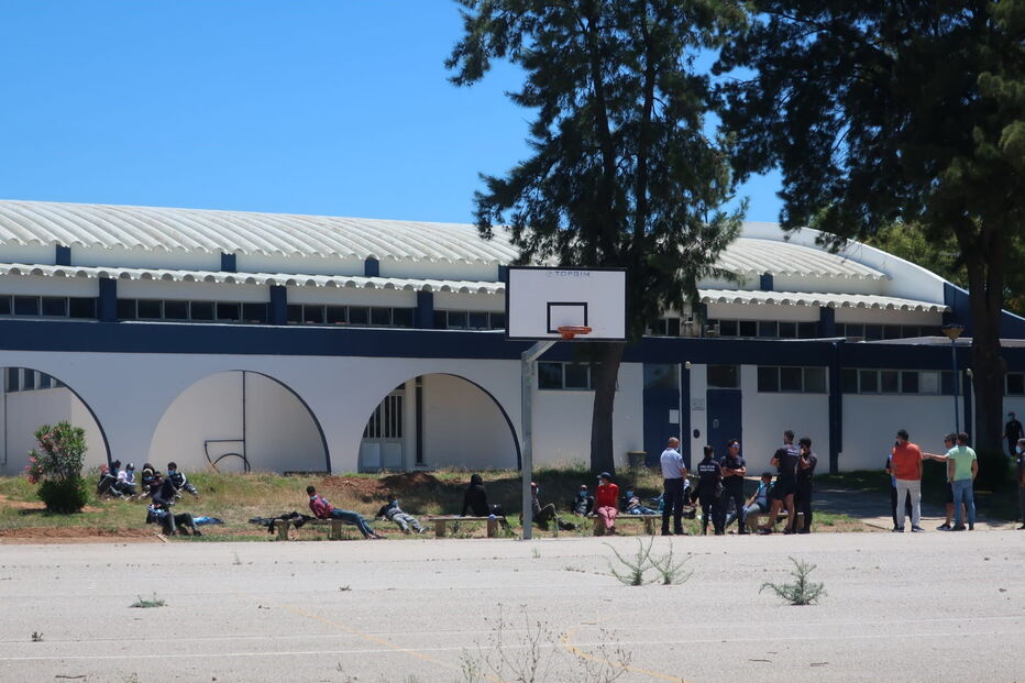 Marroquinos a entrada da escola EB 2 3 de Quarteira onde vão aguardar o resultado dos testes