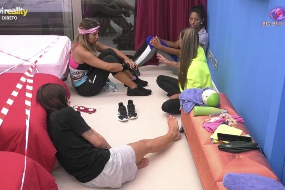 Jéssica à conversa com as colegas